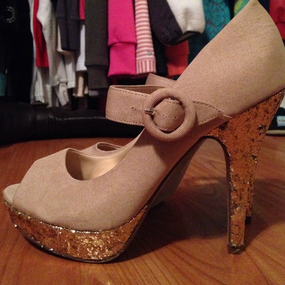 Heels - Picture 2 of 3