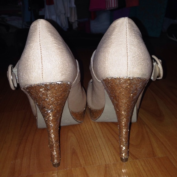 Heels - Picture 3 of 3