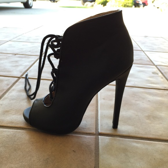 Open toes booties
