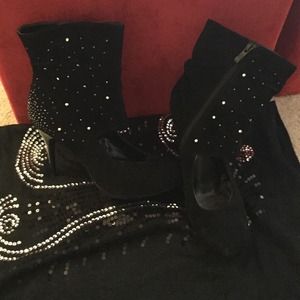 Very chic back cut boots with 5" heal