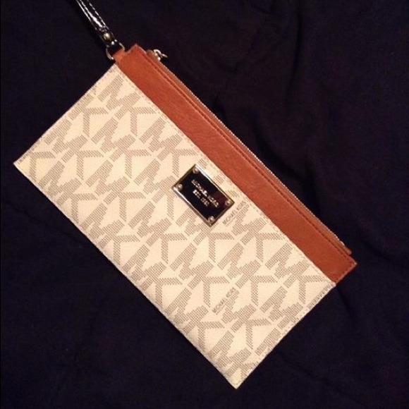 Michael kors wristlet