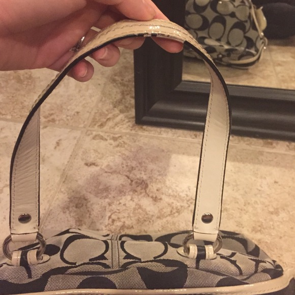 ❌SOLD❌ Authentic Coach signature shoulder bag - Picture 3 of 4