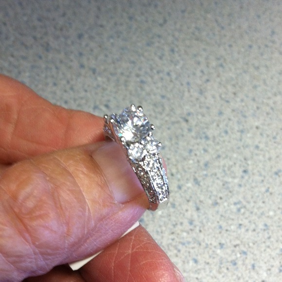 Ring SALE - Picture 2 of 4