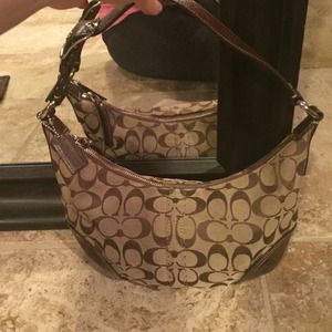 Authentic coach hamptons signature shoulder bag
