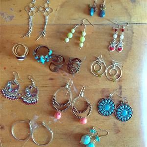 Jewelry set. 10 earrings. 4 rings