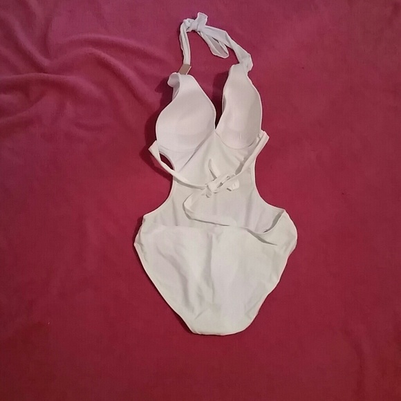 ?White cut out swimsuit ? - Picture 2 of 2