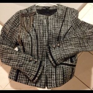 Form fitting blazer with broach