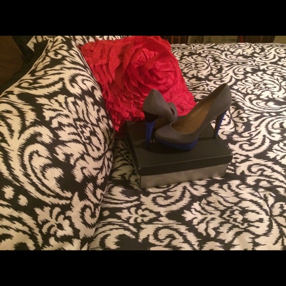 8.5 Gray/Blue/Black Pumps