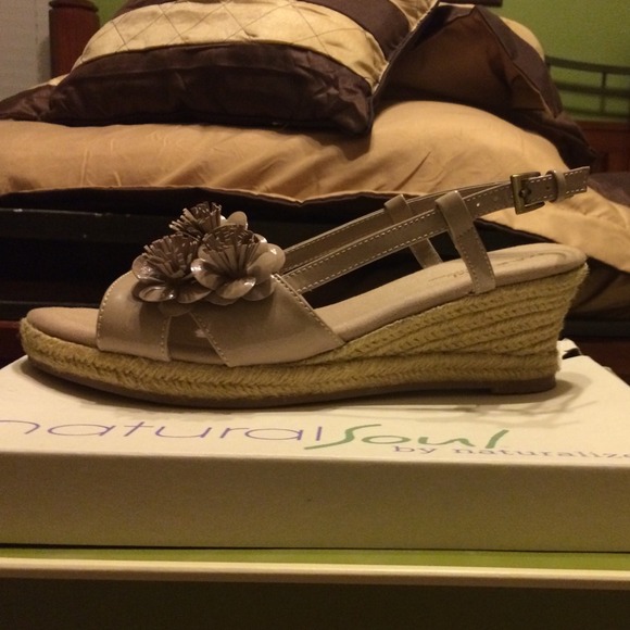 new naturalizer wedges - Picture 3 of 3