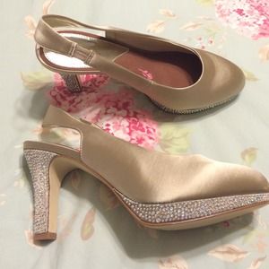 ✨Champagne sling back heels✨