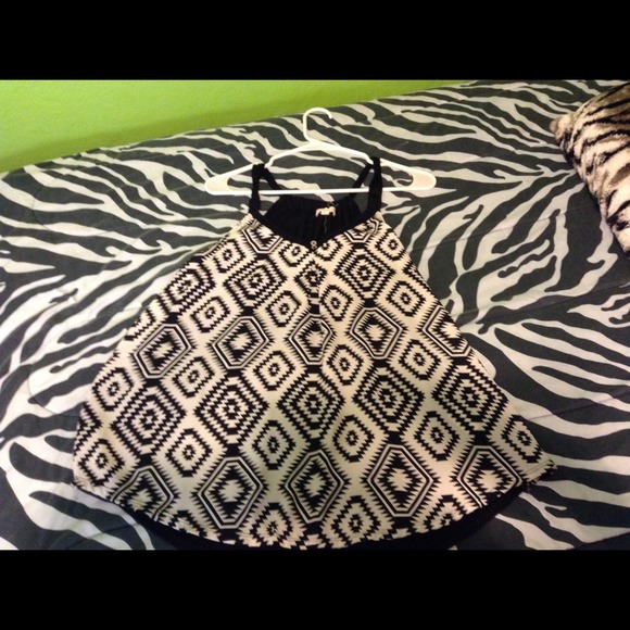 Black and white top. (SOLD)🎁