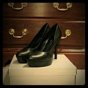 Jessica Simpson black pumps