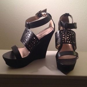 Black cutout wedges