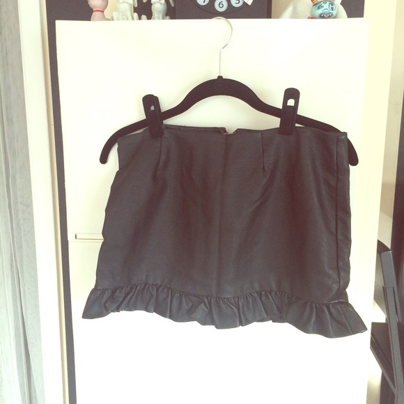 ❌SOLD❌Forever 21 Faux Leather Mini Skirt w/ Ruffle