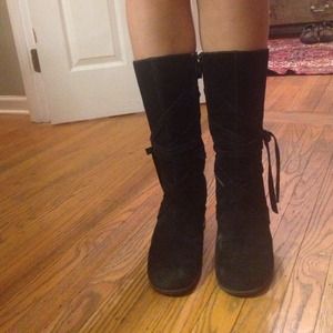 Black wedged boots