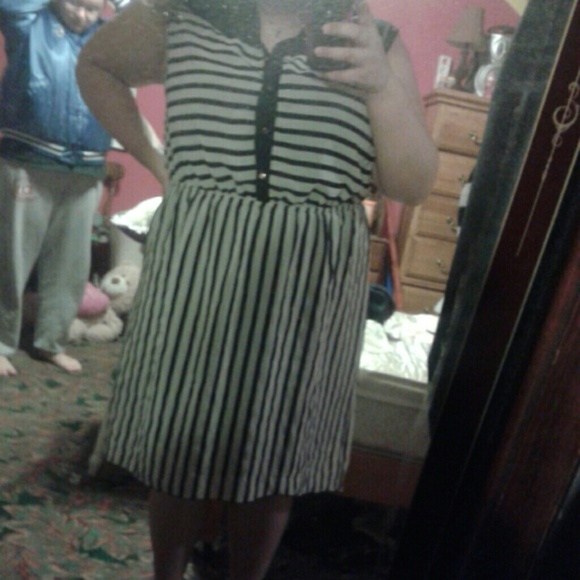 Dress - Picture 3 of 3