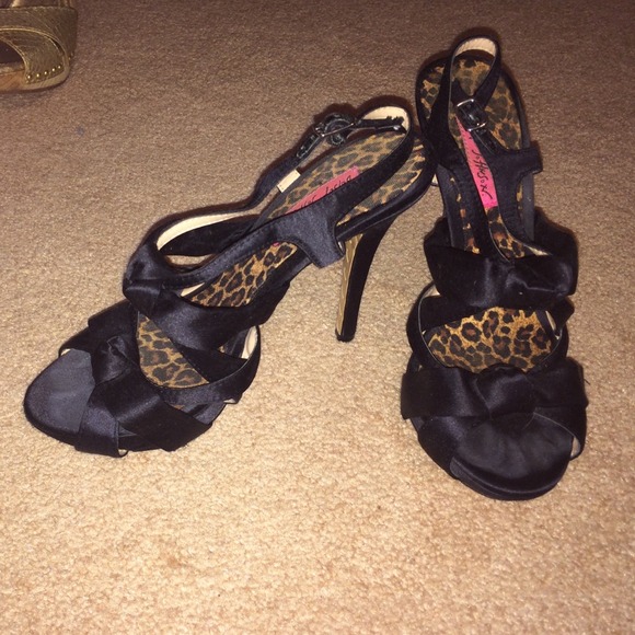 Original Betsy Johnson black heals!!!!!