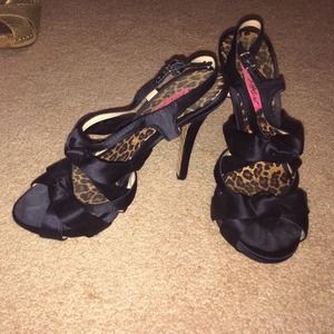 Original Betsy Johnson black heals!!!!!