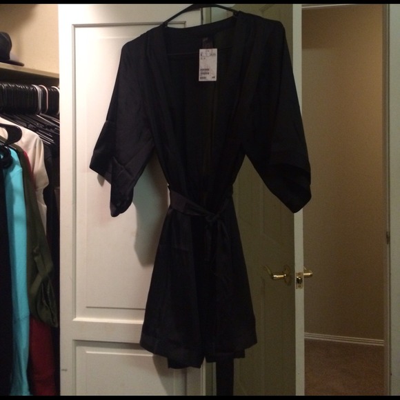 ON HOlD. H&M robe. No tag on the robe now.
