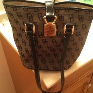 SOLD ❌100% Authentic Dooney & Bourke Bucket Purse