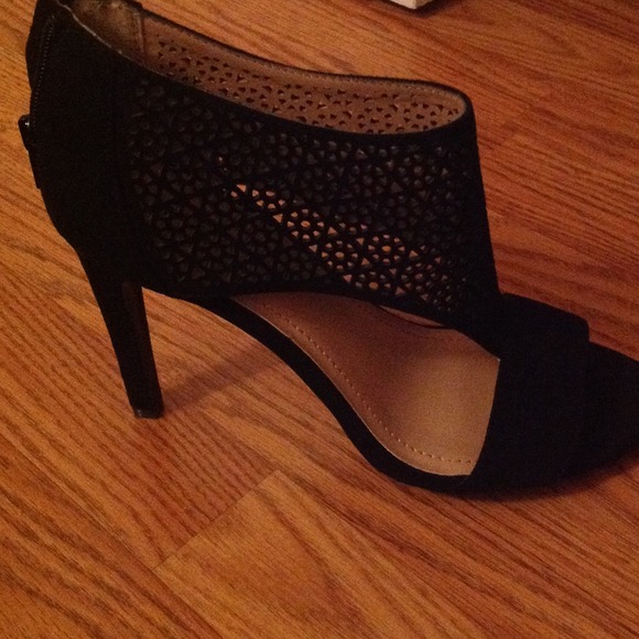 Bcbg black cutout pumps