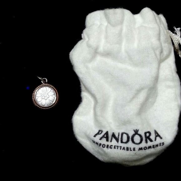 Pandora Daisy Signet, Mother of Pearl
