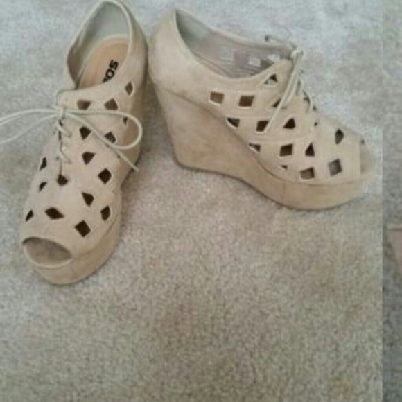 soda Beige cutout wedges size 7.5