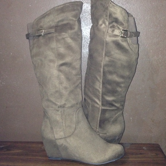 😄 Brand New Brown Suede Wedge Boots!