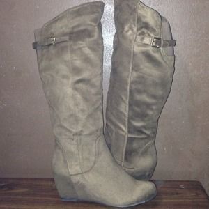 😄 Brand New Brown Suede Wedge Boots!