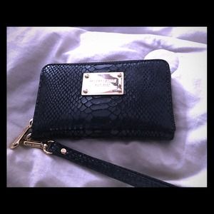 Michael kors iphone wallet wristlet