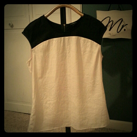 Black and cream zipper back sleeveless shirt