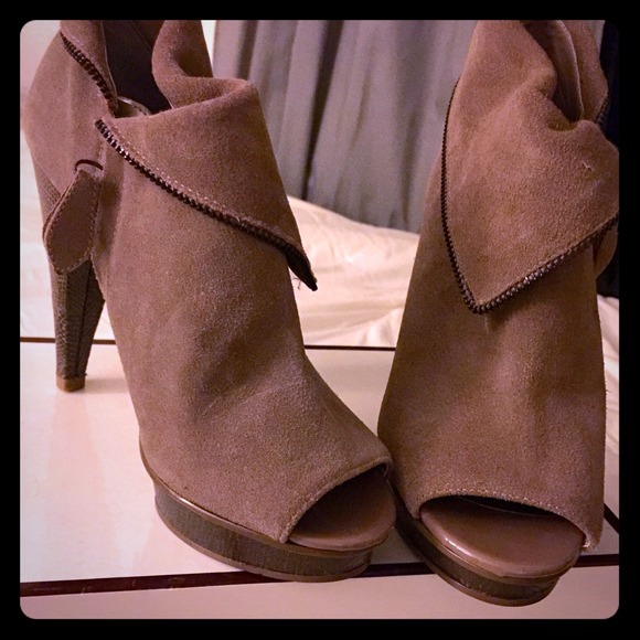 Steven Madden taupe peep toe booties! 🌟