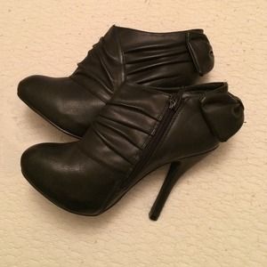 Shii black booties