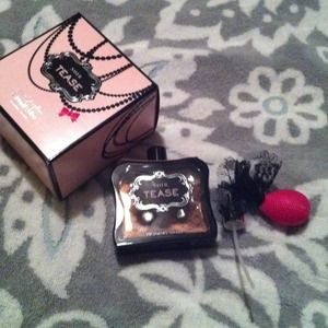 VS NOIR TEASE body Perfume