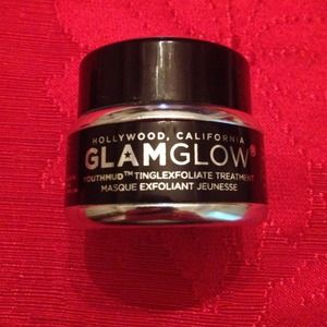Glam Glow youthmud tinglexfoliaye treatment