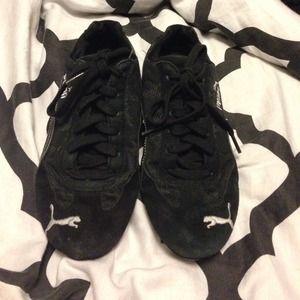 Black tennis shoes