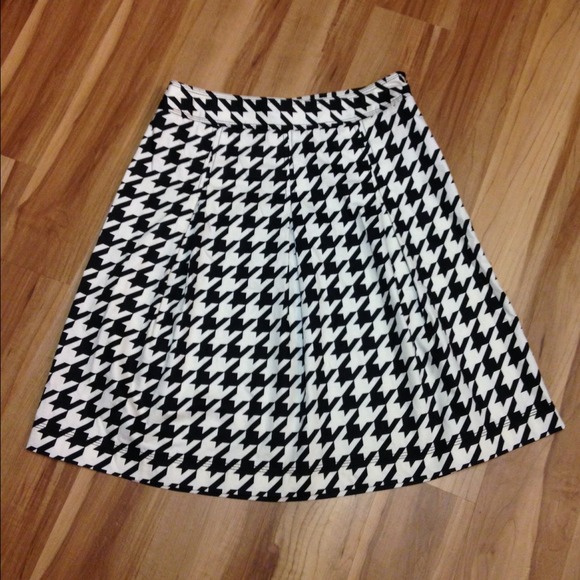 Merona Dresses & Skirts - MERONA Hounds Tooth Pleated Skirt