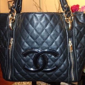 Solid black quilted tote -new