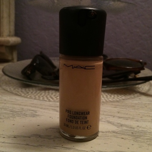 MAC pro longwear foundation NC25