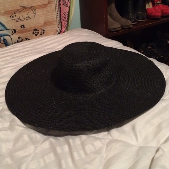 black floppy hat