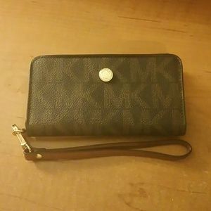 100% Michael Kors Wristlet