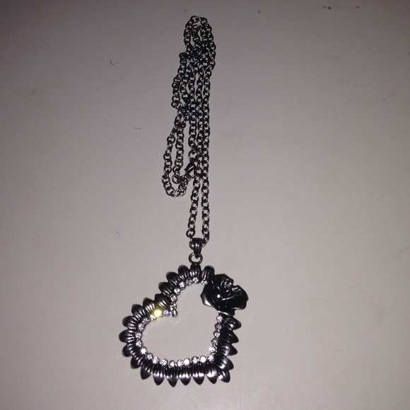❌SOLD IN BUNDLE❌Bling heart flower necklace