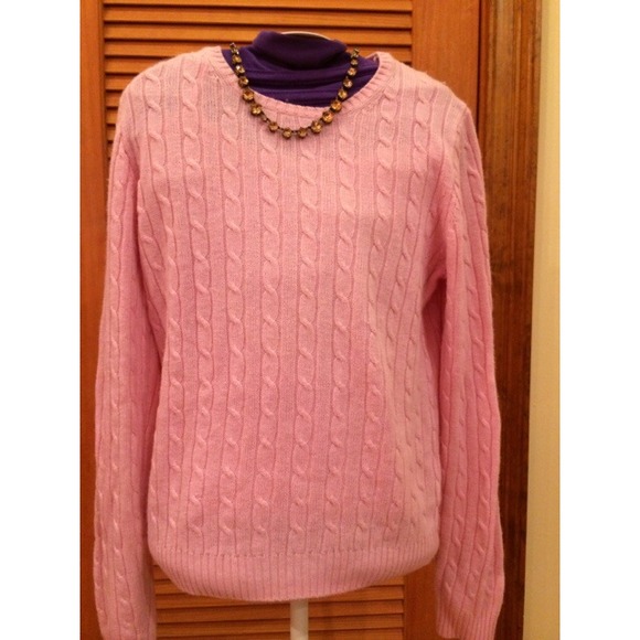 All Listings Try an open knit cardigan, cropped sweater, or a knit crop top to stay warm without overheating. Once summer’s finally gone, start introducing the bulkier pieces like a sweater dress, an oversized sweater.