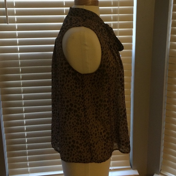 Dramatic tie front forever 21 shirt (l) - Picture 2 of 4