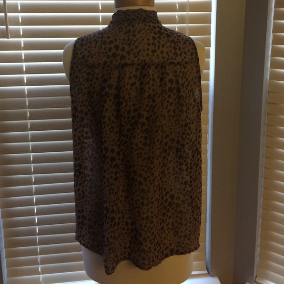 Dramatic tie front forever 21 shirt (l) - Picture 3 of 4