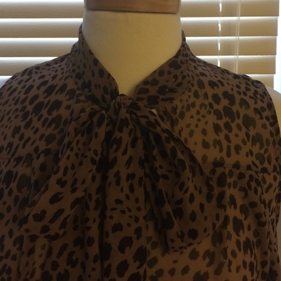 Dramatic tie front forever 21 shirt (l) - Picture 4 of 4