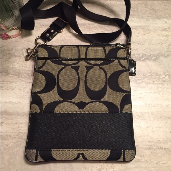 💢SOLD💢 Authentic signature COACH crossbody