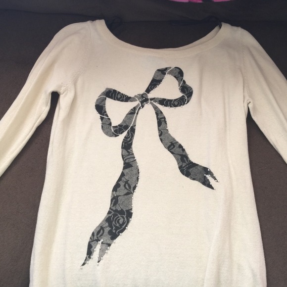Long off white sweater with lace now graphic
