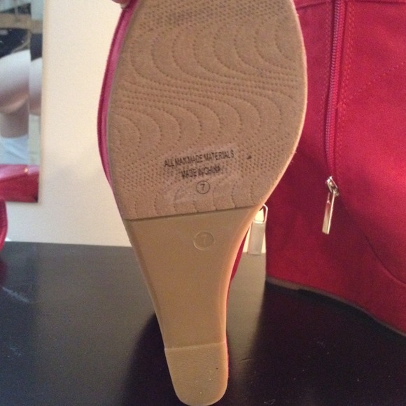 Red 5" platform wedge booties - Picture 3 of 4