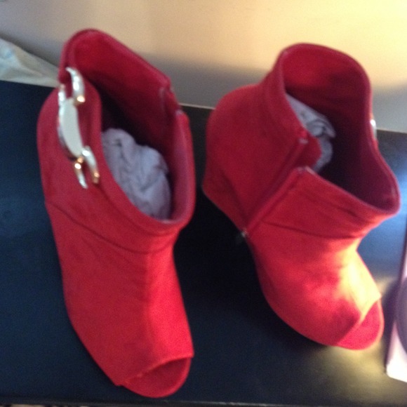 Red 5" platform wedge booties - Picture 4 of 4